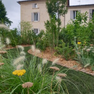 Massif de fleurs du château Valandraud.