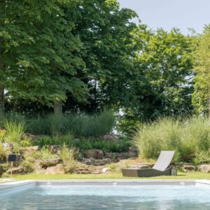 Vue sur la piscine du château Franc Mayne.