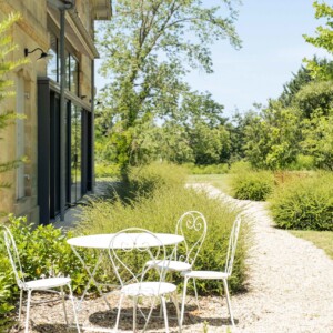 Une table de jardin à Picoron.