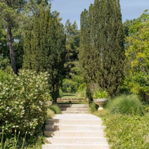 Un escalier menant au jardin de Envolée belle.
