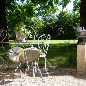Une table de jardin dans le parc du Chalet.
