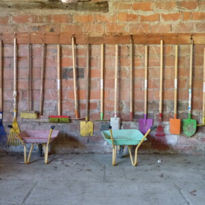 Des outils de jardinage dans le parc du Chalet.