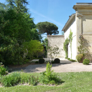 Photo de la devanture de Précarré, arborée.