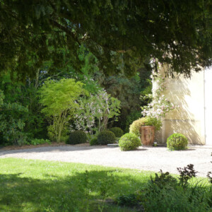 Photo de la devanture de Précarré, joliment arborée.